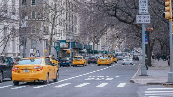 Typowy widok na ulicę w Nowym Jorku z żółtych taksówek - Nowy Jork - nas — Zdjęcie stockowe