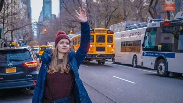 ニューヨークで若い女性を呼び出すタクシー - ニューヨーク、アメリカ合衆国 - を設けよう — ストック写真