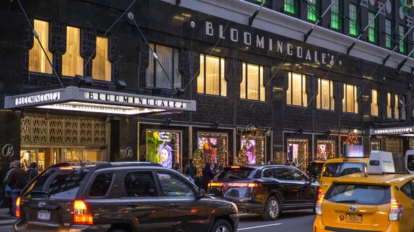 Famosos grandes almacenes Bloomingdales en Manhattan Nueva York - NE —  Fotos de Stock