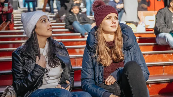 Young women sit on the famous Father Duffy steps at Times Square — Stock Photo, Image