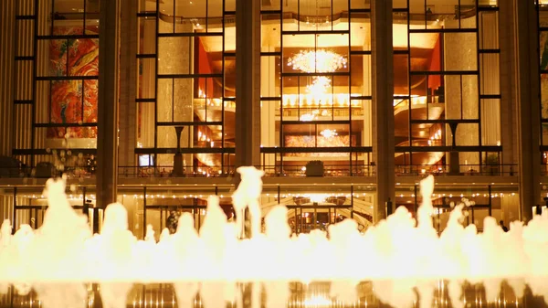Hermosa fuente en Metropolitan Opea Lincoln Center Nueva York — Foto de Stock
