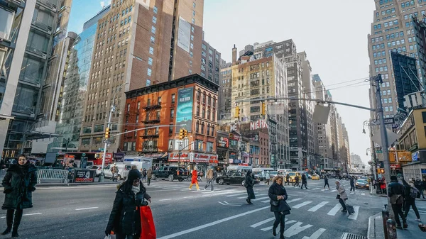 Vista típica de rua em Manhattan na 8th Avenue - NEW YORK, EUA — Fotografia de Stock