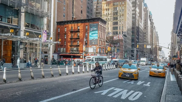 Vista típica de rua em Manhattan na 8th Avenue - NEW YORK, EUA — Fotografia de Stock