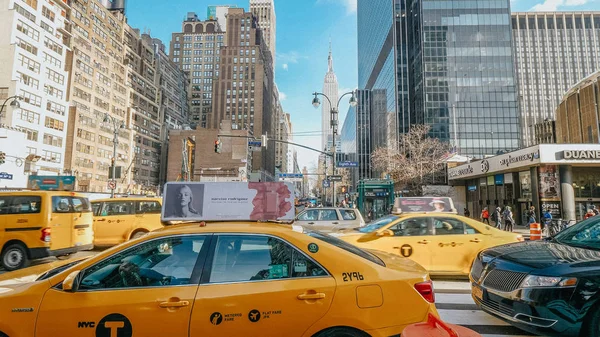 Canto de rua em Manhattan com vista sobre Empire State Buildin — Fotografia de Stock