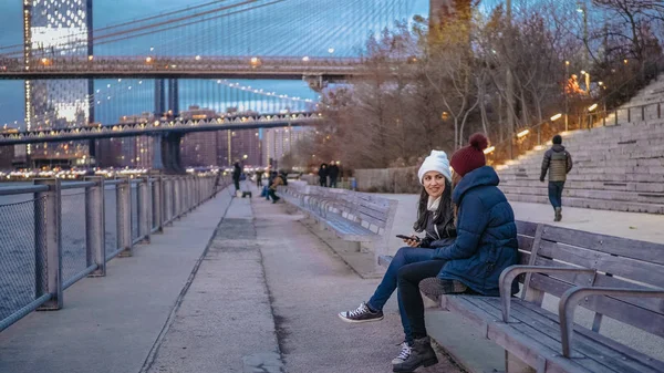 Brooklyn Köprüsü'nün New York - New York, ABD - Decembe, bankalar — Stok fotoğraf