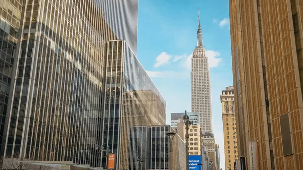 Empire State Binası Manhattan gökdelen - New York arasında - — Stok fotoğraf