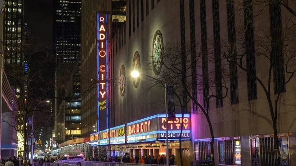 Radio City Music Hall en Nueva York por la noche - NUEVA YORK, EE.UU. - DE —  Fotos de Stock