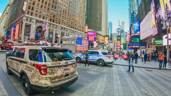 Το περπάτημα σε όλη την Times Square στο Μανχάταν της Νέας Υόρκης - Νέα Υόρκη - U — Φωτογραφία Αρχείου