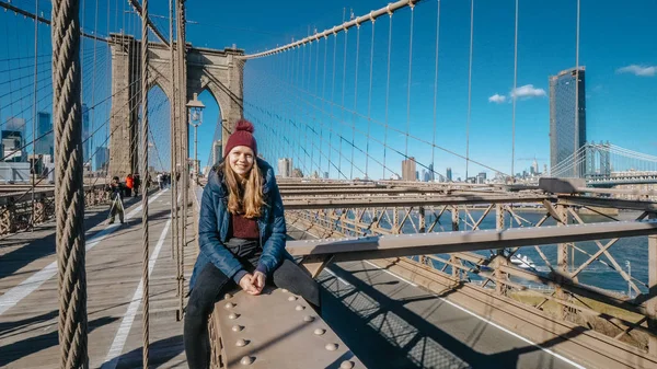 Marcher sur Brooklyn Bridge New York - NEW YORK, États-Unis - DECEMBE — Photo