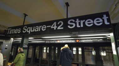 Times Square 42nd street işaret içinde Manhattan - New York, ABD - De