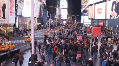 Times Square Manhattan gece meşgul bir yerdir - New York - 