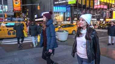 Genç kadın gece - New York Times Square Manhattan adlı yürüyüş -