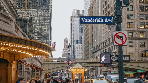 Manhattan street view at Grand Central station - NOVA IORQUE, EUA — Fotografia de Stock