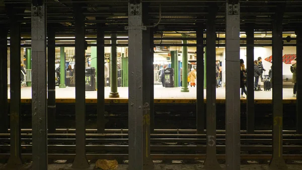 Estação de metrô em Nova York - NOVA IORQUE, EUA - 4 de dezembro de 2018 — Fotografia de Stock