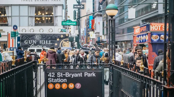 Estação de metrô Bryant Park em Manhattan - NOVA IORQUE, EUA - DECEM — Fotografia de Stock