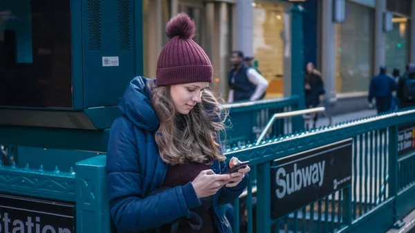 Ragazza prende un selfie alla stazione della metropolitana di Manhattan - NEW YORK, Stati Uniti — Foto Stock