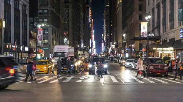 Cruce de la calle en Nueva York por la noche vista típica de Manhattan — Foto de Stock