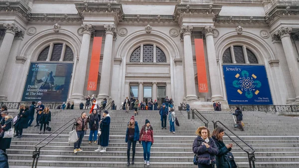 Встреча в нью-йоркском музее Метрополитен на Манхэттене - НЬЮ-ЙОРК — стоковое фото