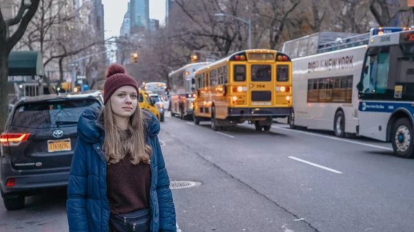 Una giovane donna a New York chiama un taxi - NEW YORK, USA - DECE — Foto Stock