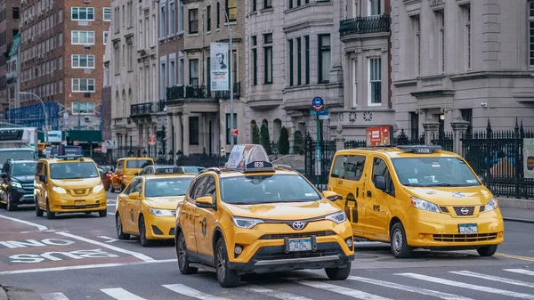 Τυπική οδό στη Νέα Υόρκη με κίτρινα ταξί - Νέα Υόρκη - μας άποψη — Φωτογραφία Αρχείου