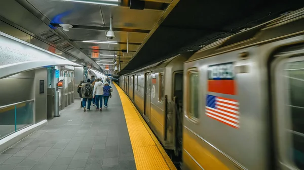 Поезд покидает станцию метро World Trade Center в Манхэттене - N — стоковое фото