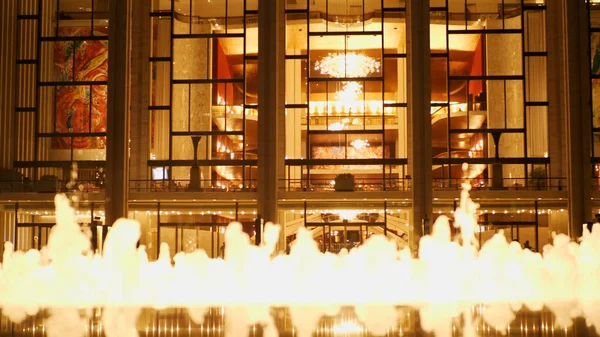 Vackra fontän på Metropolitan Opea Lincoln Center i New York — Stockfoto