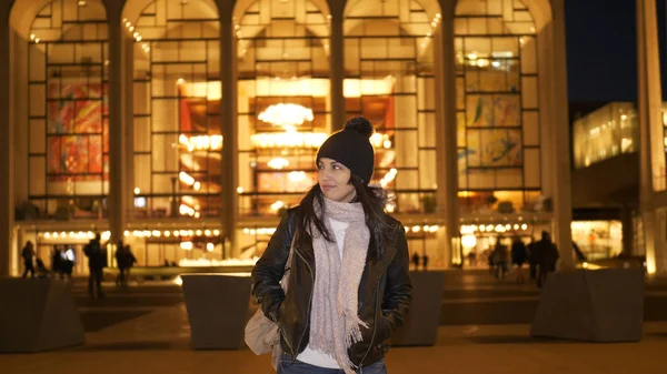 Une jeune femme au Lincoln Center New York se tient devant le Me — Photo
