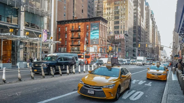 Vista típica de rua em Manhattan na 8th Avenue - NEW YORK, EUA — Fotografia de Stock