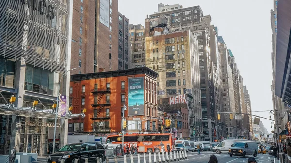 Typowy ulica widok na Manhattanie w 8th Avenue - Nowy Jork, Usa — Zdjęcie stockowe