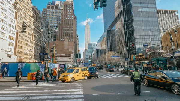 Manhattan'daki Empire State Buildin üzerinde manzaralı köşe