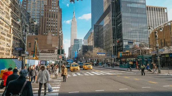 Canto de rua em Manhattan com vista sobre Empire State Buildin — Fotografia de Stock