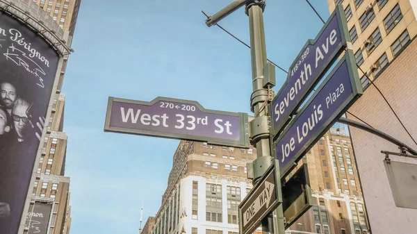 Street sign Seventh Avenue and 33rd street in Manhattan New York — Stock Photo, Image