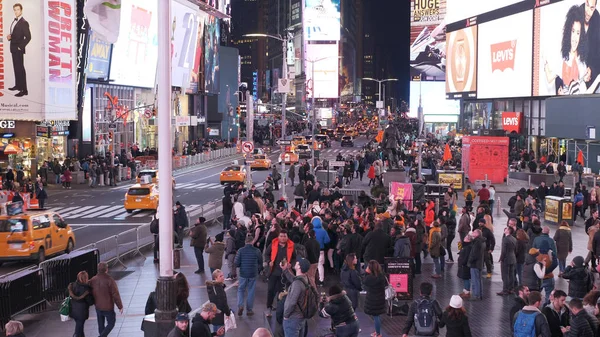 Times Square en Manhattan de noche es un lugar concurrido - NUEVA YORK  - — Foto de Stock