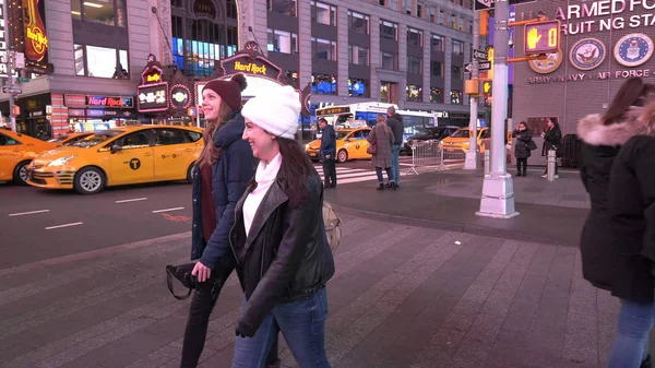 Egy séta éjjel - New York, Amerikai Egyesült Államok - December 4-i Times Square-en keresztül, — Stock Fotó