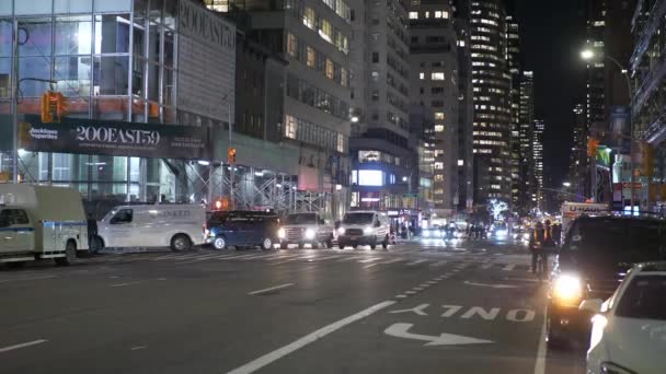 Mening van de straat van New York nachts — Stockvideo