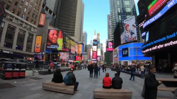 Slavné náměstí Times Square v Manhattanu v New Yorku široký úhel pohledu — Stock video