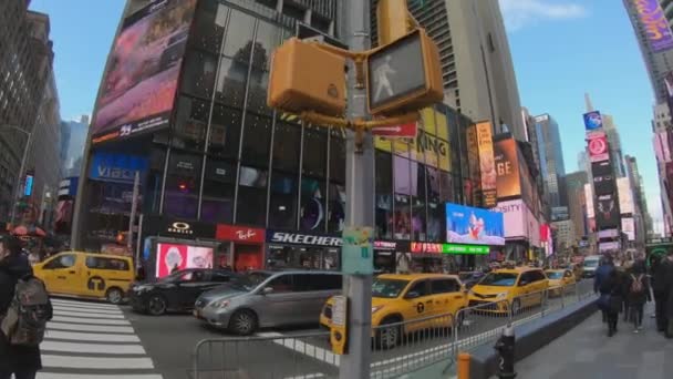Slavné náměstí Times Square v Manhattanu v New Yorku široký úhel pohledu — Stock video