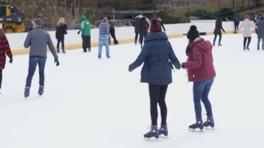 Noel zamanı, ünlü Central Park buz pateni pisti