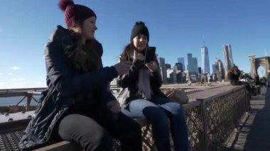 Brooklyn Köprüsü'nün New York, güneşli bir günde rahatlatıcı