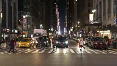 Gece tipik görünümü için Manhattan ile New York'ta sokak kapısı