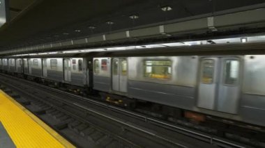 New York'ta bir metro istasyonunda gelen tren
