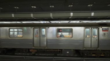 Manhattan'ın Dünya Ticaret Merkezi Metro İstasyonu'na bırakarak tren