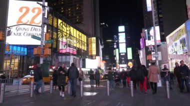 Genç kadın Times Square Manhattan adlı gece yürümek.
