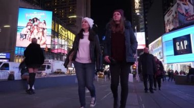 Genç kadın Times Square Manhattan adlı gece yürümek.