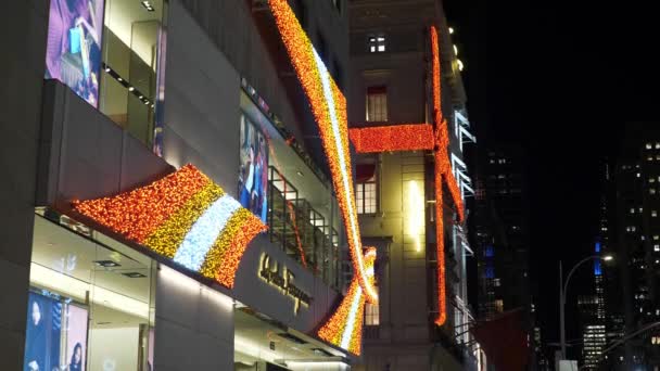 Dekorację świąteczną na fasadzie budynku Saks Fifth Avenue — Wideo stockowe