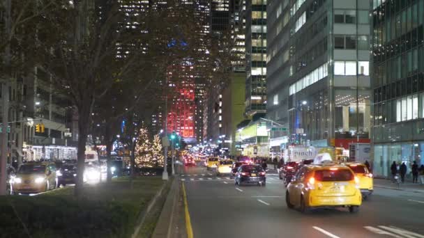 Straßenverkehr in Manhattan bei Nacht — Stockvideo