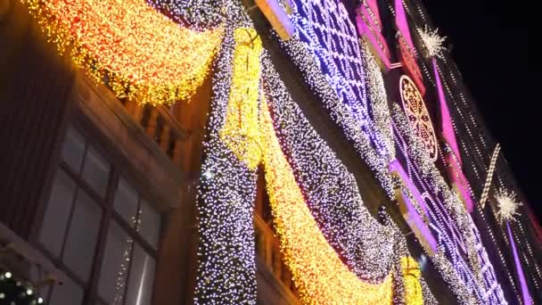 Decoración de Navidad en la fachada de la casa de Saks Fifth Avenue — Vídeos de Stock
