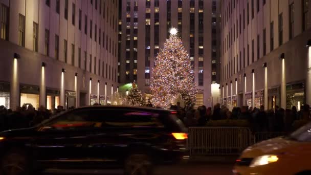 El enorme árbol de Navidad en Rockefeller Center Nueva York — Vídeos de Stock
