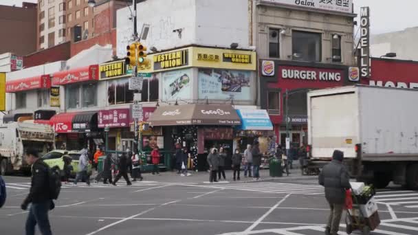 De hoek van de straat van New York in Flushing — Stockvideo