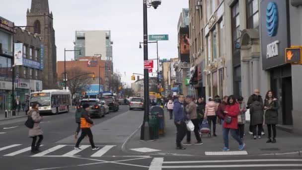 De hoek van de straat van New York in Flushing — Stockvideo